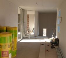 Les cloisons, avec réservation pour les menuiseries fin de chantier.