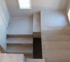 Cage d'escalier, en partie suspendu pour passer l'isolation et donc éviter un pont thermique.