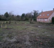 Implantation de la maison. vous ne le voyez pas mais il y a beaucoup de souche a enlever.La hauteur des chaises n est pas bonne. Heureusement revue avec le terrassier et quelques coups de t&eacute;l&eacute;phone.

Du coup retard sur le terrassement et beaucoup de souches non puent &ecirc;tre enlev&eacute;.
Malgr&eacute; une grue impressionnante les souches enlev&eacute;es ne se sont pas laisser faire.