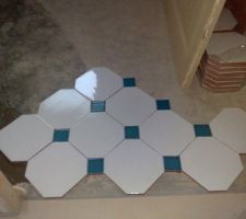 Sol de la salle de bains du bas Blanc et cabochon turquoise