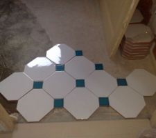 Salle de bails du bas blanc et cabochon turquoise