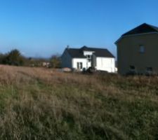 Vue depuis la partie Ouest du terrain. Le scooter est stationn&eacute; &agrave; l'entr&eacute;e!