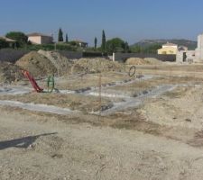 Le coulage du béton est fini, le séchage est en cours et la reprise des travaux est prévu pour fin aout, le temps de sécher et de laisser les ouvriers partir en congés.
