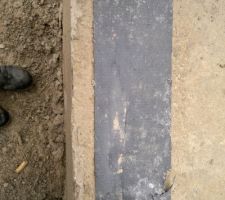 La bande de bitume n est pas tr&egrave;s &eacute;paisse.