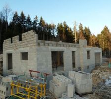 Reprise des travaux apr&egrave;s 3 mois d'hiver, par le commencement des pignons.