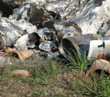 Les maçons ont encore fait brûler des gros déchets à côté de la toiture et des lambris..