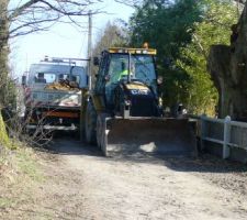 Même le raccordement à l'eau est en cours! embouteillage...
... non pas en bouteille! l'eau!