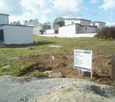 A droite, il y a le coffret technique EDF-GDF.
A l'&eacute;poque nous ne doutions pas qu'il se retrouverait quelques semaines plus tard devant l'entr&eacute;e de notre garage...