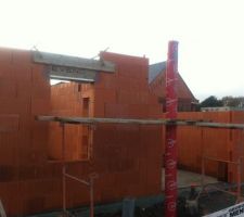 Pose du poteau devant supporter l'auvent en fa&ccedil;ade.

En fait, il s'av&eacute;rera qu'un seul poteau ne supporterait pas le poids du auvent donc on nous en a rajout&eacute; un ensuite.
On nous a aussi propos&eacute; des barres de renfort &agrave; la place...