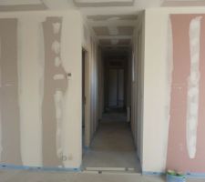 Couloir desservant le bureau, les WC, la salle de bain et les 3 chambres