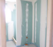 Salle de bain côté douche et baignoire