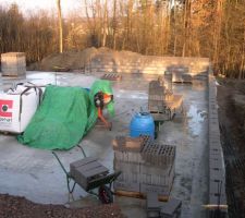 Et voilà, la première rangée de la cave prend forme.