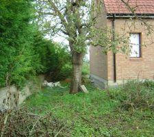 A  l 'arri&egrave;re de la maison