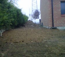 Le cot&eacute; arri&egrave;re ou je voulais mettre mon carport , mais vu les finance &ccedil;a attendra