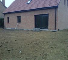 Voil&agrave; , la maison sortie de terre et le terrain l&eacute;g&eacute;rement pentu .le cerisier est coup&eacute; pour ne pa semb&ecirc;t&eacute; mon futur voisin