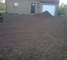 Ne pas tenir compte des dates , ils ont mis 1 seamine a : relev&eacute; le terrain de 80 cm *400 et faire une all&eacute;e en concass&eacute; de 150m2 puis cailloux rouge super content de leur travail