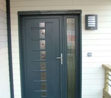 Lampe radar pos&eacute;e &agrave; l'entr&eacute;e