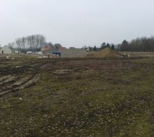 D&eacute;limitation de la maison, vu de profil, sur la bute, dos &agrave; la for&ecirc;t!