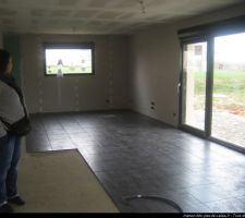 Pose du carrelage dans le salon