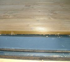 Trous dans la premi&egrave;re lame pour &eacute;vacuer l'eau stagnante