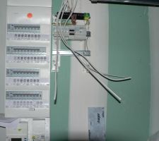 Un loupé dans le coffret VDI. Les câbles coaxiaux pour la TV ne sont pas raccordés. Le constructeur a été contacté. Sa réponse tarde à arriver !!!
Pour le principe, même si ça ne représente que 50? de matériel, j'ai l'intension d'aller jusqu'au bout.