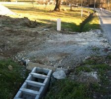 Un camion de remblai qui passait par la ma déchargé tout son chargement. y avait plus qu'a étaler... (en fait c'est le goudron qui a servi à notre adduction d'eau. )
