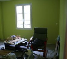 Chambre de nathan (2 ans) verte et jaune pastel dans un esprit jungle