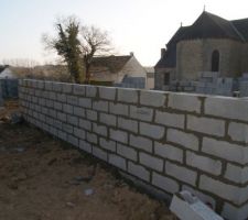 Enfin le commencement des murs !!!