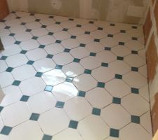 Carrelage au sol de la salle de bains avec douche &agrave; l'italienne