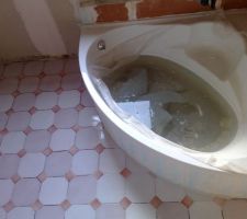 Carrelage au sol de la salle de bains &agrave; l'&eacute;tage