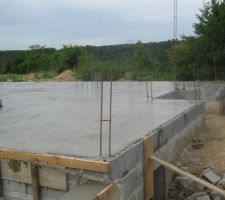 Coulage du plancher avec une pompe mesurant 42 mètres (bras tendu).