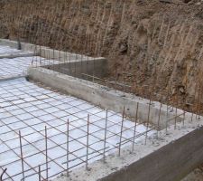 Ici vous voyez le mur qui va être semi enterré et qui va donc être en béton armé.