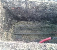 Trou coté route, on voit le cable erdf et au fond le tuyau grdf