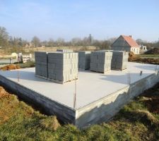 Les parpaings pour les murs du rdc sont arriv&eacute;s !!!