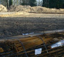 Terrassements terminés... ferraillage au premier plan... chemin d'accès sur la gauche