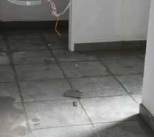 Les plinthes et le carrelage de l'entrée et WC sont posés