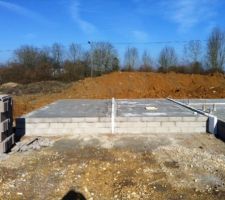 Vide sanitaire et dalle terminés.
Vue garages.
