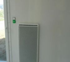 Chauffage vertical pour gagner de la place sur la longueur du mur et ne pas empièter sur la pièce cuisine.