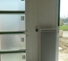 Entrée avec radiateur vertical.