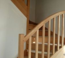 Notre escalier avec sa belle rampe courbée. Simple mais j'aime beaucoup !
