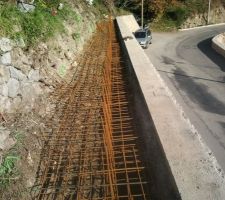 Apr&egrave;s quelques petites su&eacute;e pour le terrassement de la fondation, le ferraillage est mis en place.