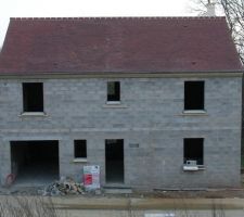 La toiture est completement termin&eacute;e .