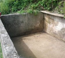 Un ancien bassin de rétention d'eau bien nettoyé, il était plein de boue et remplis de ronciers