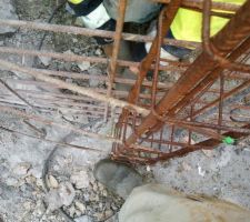 Un poteau dans le ferraille du mur de soutenement