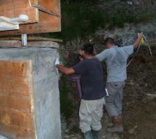 Prise de mesures derrière le grand bassin de retention