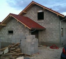 La maison avec les descente et enduit hydrofuge.