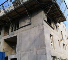 L'immeuble, 

le dernier &eacute;tage n'est pas fini encore