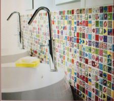 Faïence choisie pour les bandes de couleur dans la salle de bain des enfants (et le tablier de la baignoire)