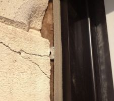 Porte d'entrée avec blocs abimés
mousse de polyréthan et laine de verre en renfort