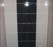 SDE parents : douche : la colonne avec le mitigeur et le d&ocirc;me de pluie devraient bien trancher avec la bande de carreaux noirs